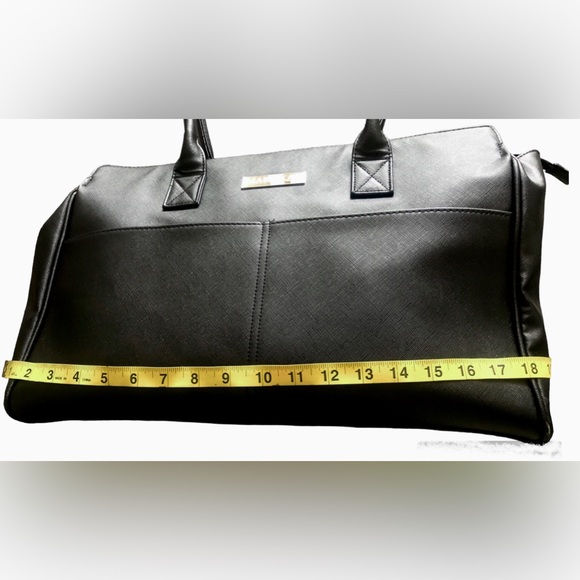 Travel Carry on -Tote - Weekender Large Bag by Mary Kay. - Picture 5 of 5